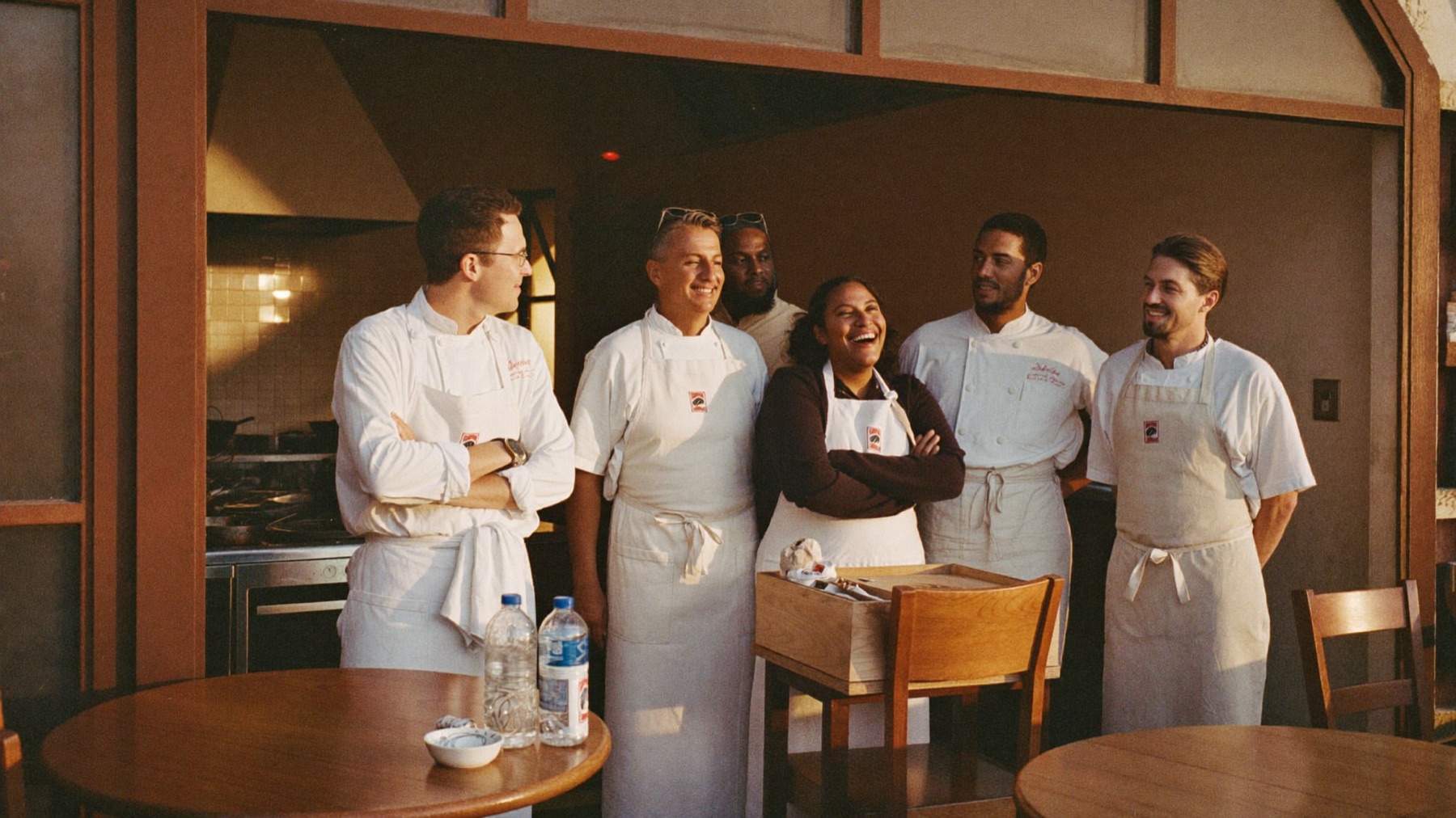 Equipo de un restaurante panameño al inicio de su turno